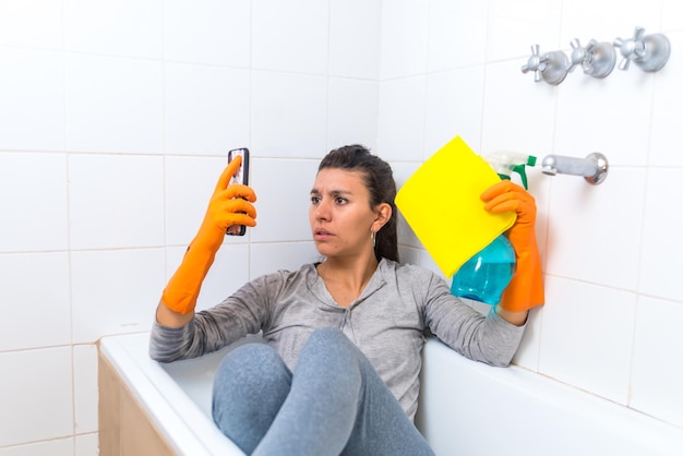 Czyszczenie fug przy wannie - jak to zrobić skutecznie?