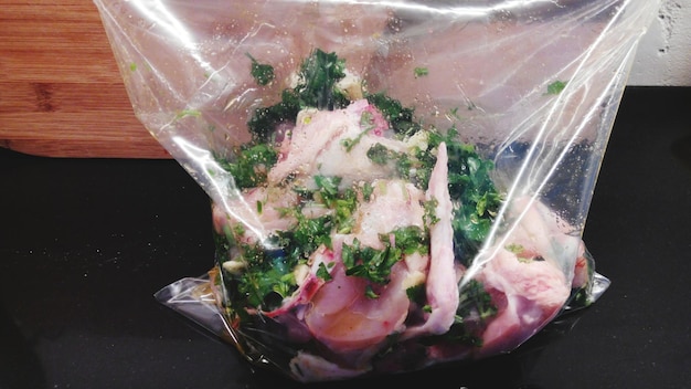 Dokąd wyrzucić folię po mięsie? Rozwiej wątpliwości