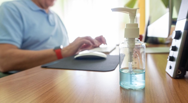 Domowy płyn do dezynfekcji ze spirytusu - czy warto go zrobić?