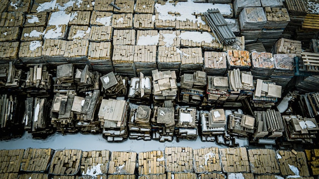 Gdzie wyrzucać ścinki materiałów i jak je odpowiednio segregować?