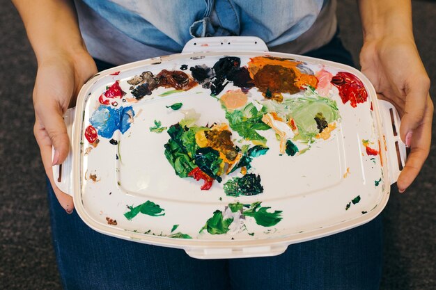 Gdzie wyrzucić resztki farb po remoncie?