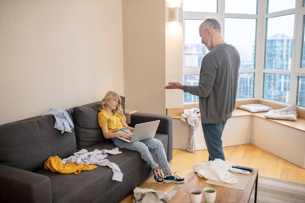 Jak dbać o porządek w mieszkaniu bez codziennej harówki?