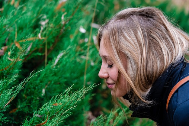 Jak skutecznie odgrodzić tuje od trawy w ogrodzie?