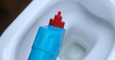 Jak skutecznie odkamienić sedes domowymi sposobami?