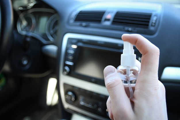 Jak skutecznie zdezynfekować klimatyzację w samochodzie?