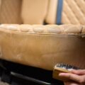 Jak wyczyścić tapicerkę fotela bez uszkodzenia materiału?