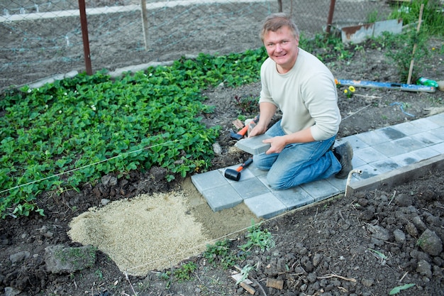 Jak zrobić trawnik od podstaw i cieszyć się zielenią w ogrodzie?