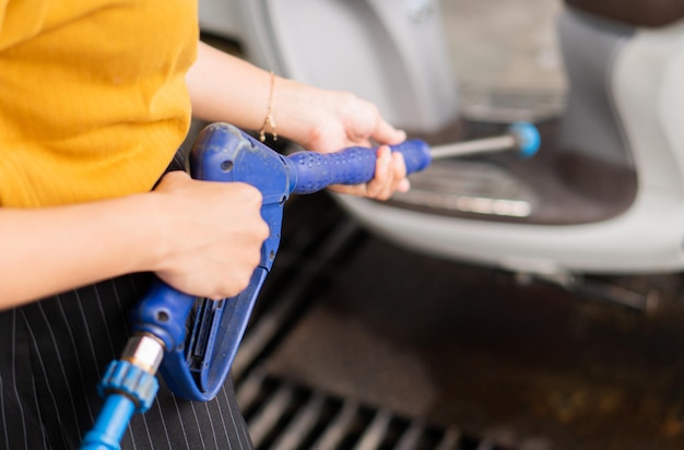 Jakie ciśnienie myjki wybrać do skutecznego mycia samochodu?