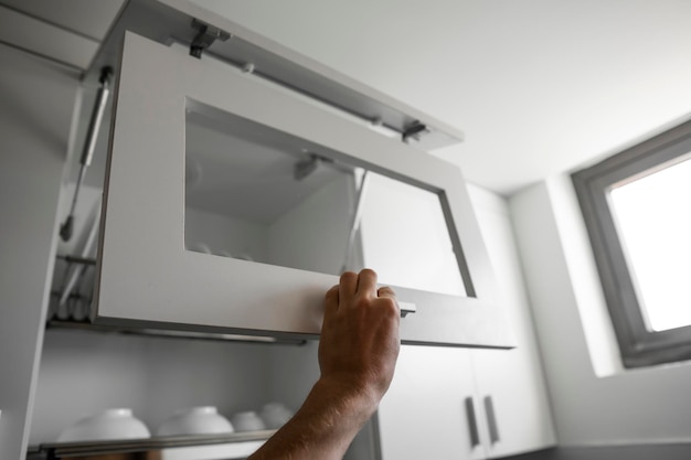 Sprytne sposoby na zagospodarowanie szafek kuchennych