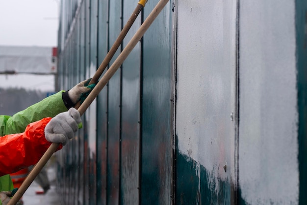 Czym najlepiej umyć elewację akrylową bez jej uszkodzenia?