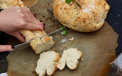 Gdzie wyrzucać resztki chleba bez marnowania żywności?