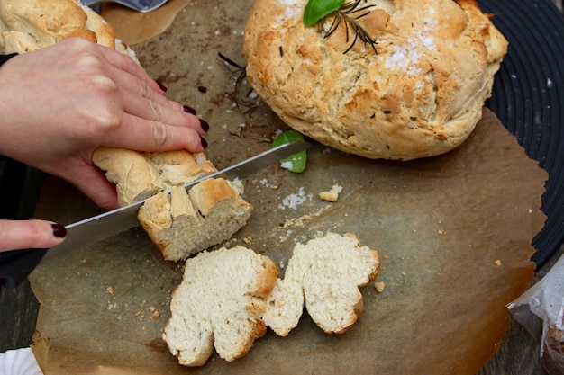 Gdzie wyrzucać resztki chleba bez marnowania żywności?