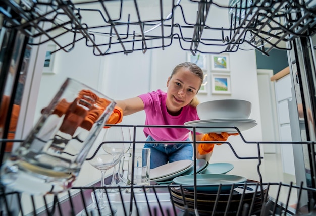 Jak odświeżyć zmywarkę i pozbyć się nieprzyjemnych zapachów?