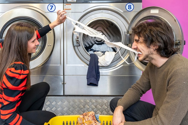 Jak skutecznie pozbyć się osadu z proszku w pralce?