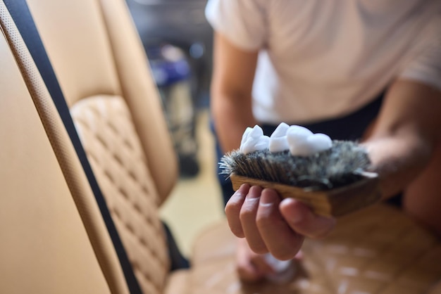 Jak skutecznie umyć tapicerkę domowymi sposobami?