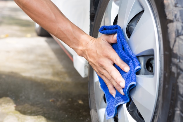 Jak skutecznie wyczyścić alufelgi i przywrócić im blask?