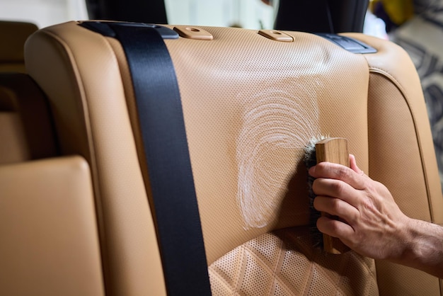 Jak skutecznie wyprać tapicerkę auta w domowych warunkach?