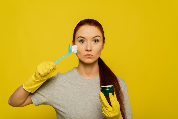 Jak umyć płytki bez smug? Proste triki na czystą podłogę