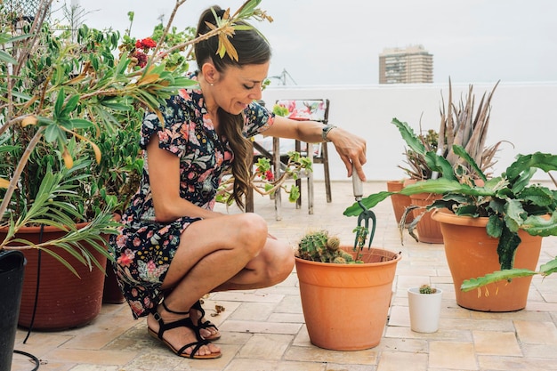 Jakie rośliny sprawdzą się w dużej donicy przed domem?