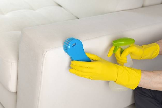 Jak dobrać odpowiedni środek do czyszczenia tapicerki?