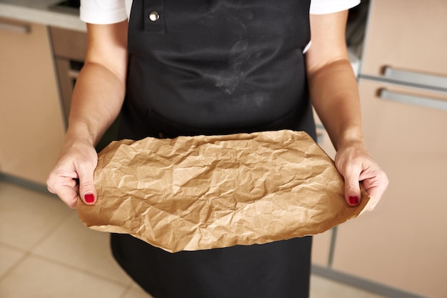 Jak poprawnie wyrzucić papier do pieczenia?