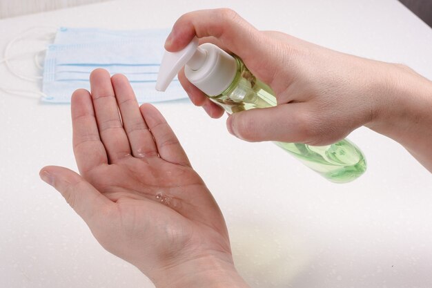 Jak samodzielnie zrobić skuteczny odkażacz do rąk?