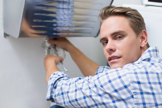 Jak skutecznie odgrzybić klimatyzację przenośną w domu?