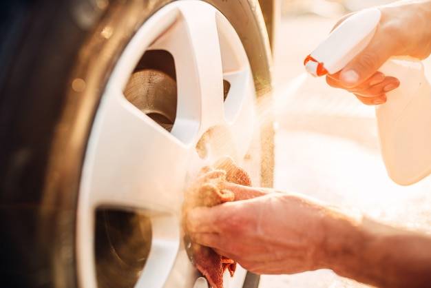 Jak skutecznie umyć felgi aluminiowe w domowych warunkach?