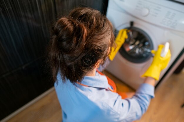 Jak skutecznie wyczyścić pralkę automatyczną w domu?