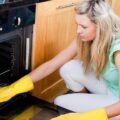 Jak skutecznie wyczyścić tłusty piekarnik bez wysiłku?