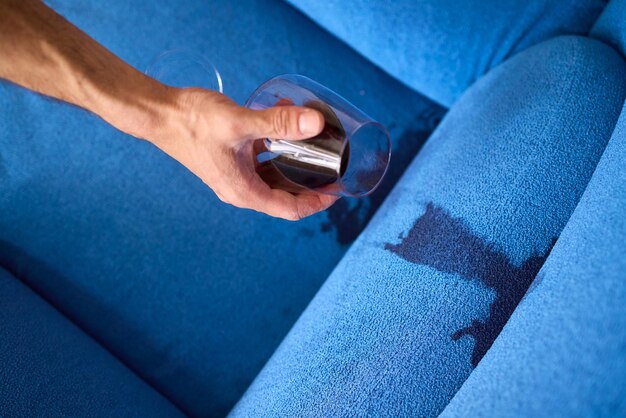 Jak usunąć plamy z kanapy bez uszkodzenia tkaniny?