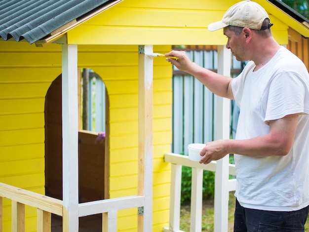 Jak wybrać odpowiednią farbę do pomalowania fasady domu?