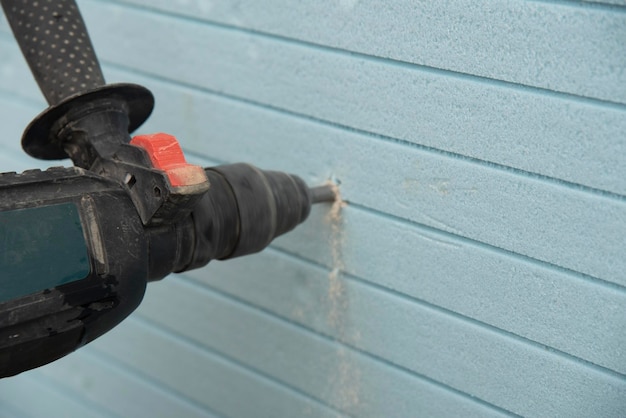 Jak wyczyścić elewację domu bez szkody dla materiału?