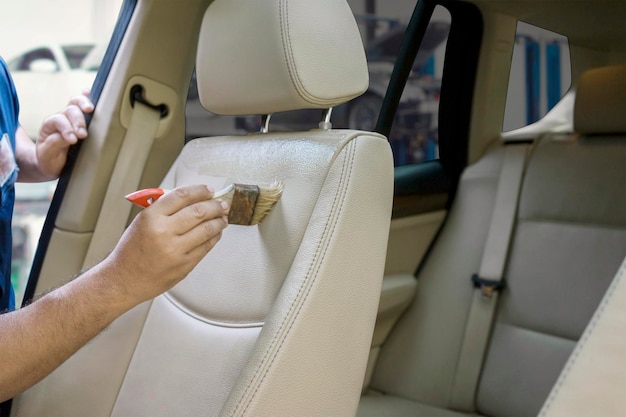 Jak wyczyścić jasną tapicerkę w samochodzie bez uszkodzenia materiału?