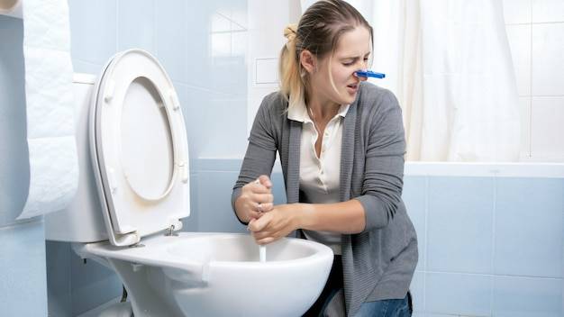 Jak wyczyścić toaletę octem i pozbyć się uporczywych zabrudzeń?