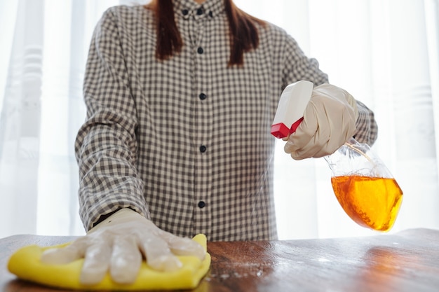 Jak zrobić domowy antybakteryjny środek do czyszczenia z prostych składników?