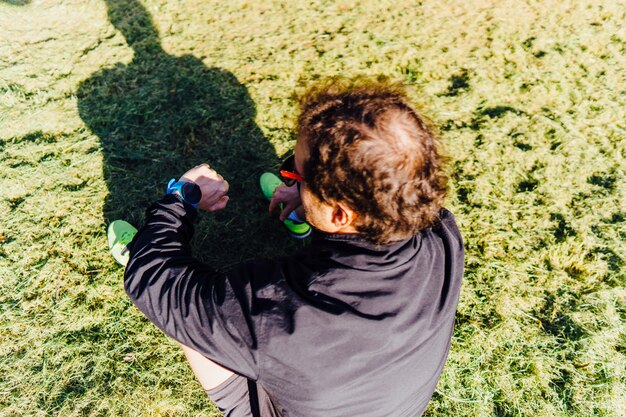 Kiedy najlepiej napowietrzać trawę na swoim trawniku?