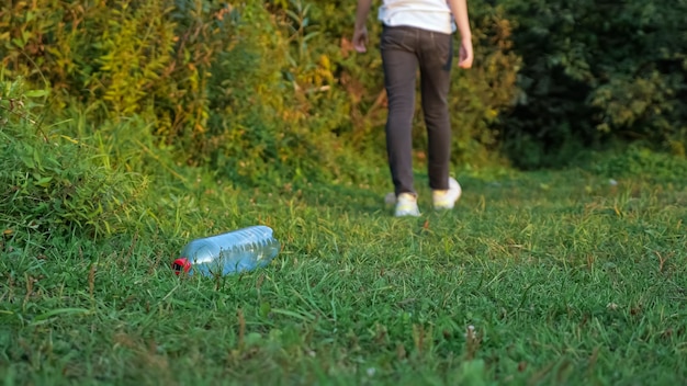 Kiedy zastosować pierwszy nawóz na świeżo założonym trawniku?