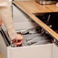 Sprytne pomysły na organizację szuflad w kuchni