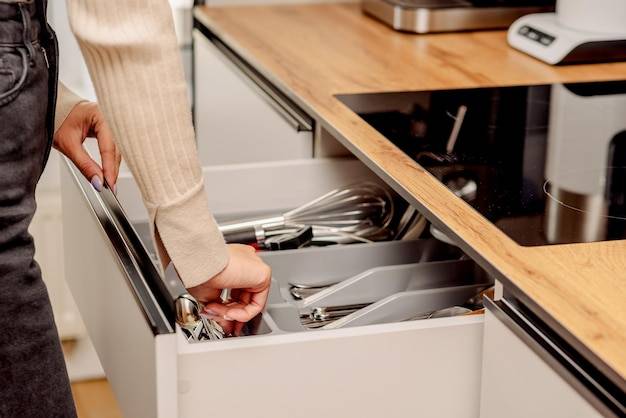 Sprytne pomysły na organizację szuflad w kuchni