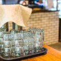 Sprytne sposoby przechowywania szklanek w szufladzie