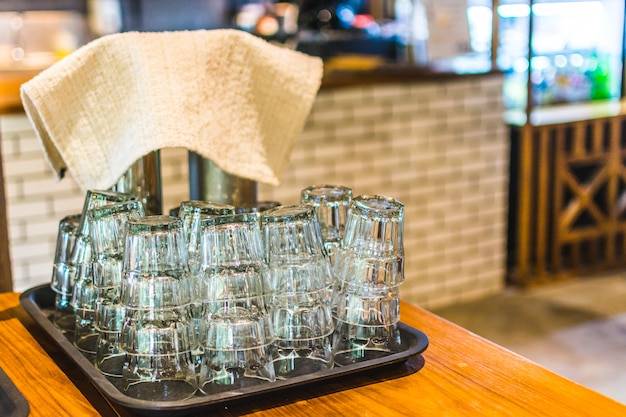 Sprytne sposoby przechowywania szklanek w szufladzie