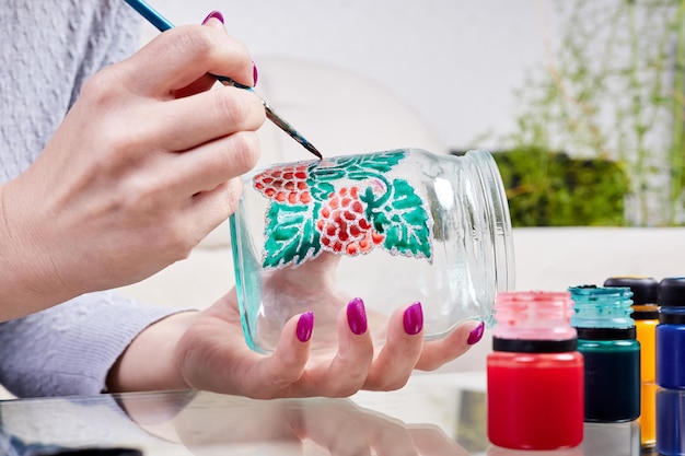 Szklane ozdoby własnej roboty - jak stworzyć unikalne dekoracje?