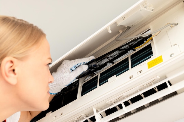 Wiosenne porządki w domu - jak wyczyścić klimatyzator?