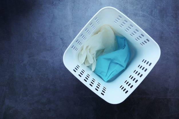 Co właściwie wrzucamy do niebieskiego kosza?