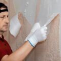 Jak bezpiecznie i skutecznie usunąć tynk akrylowy ze ściany?