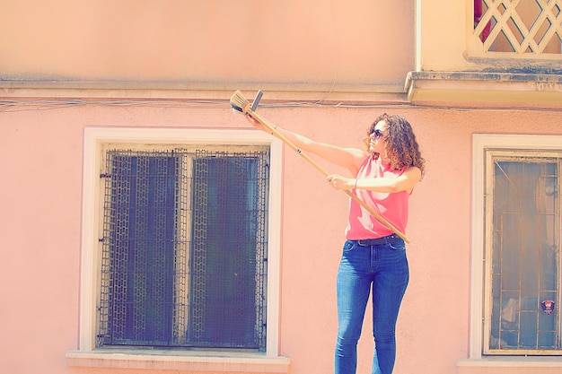 Jak skutecznie umyć elewację domu bez uszkodzeń?