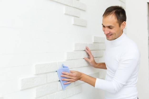 Jak skutecznie wyczyścić płytki po remoncie i przywrócić im blask?