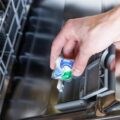 Jak skutecznie wyczyścić zatkane dysze w zmywarce?