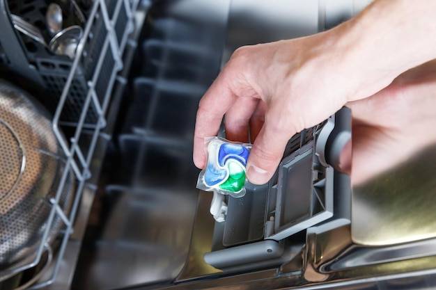 Jak skutecznie wyczyścić zatkane dysze w zmywarce?